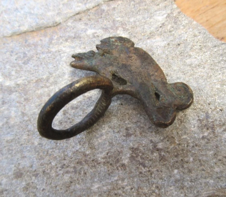 Vintage side: an antique brass Lobi Africa ring: Divination Chameleons- – photo 4